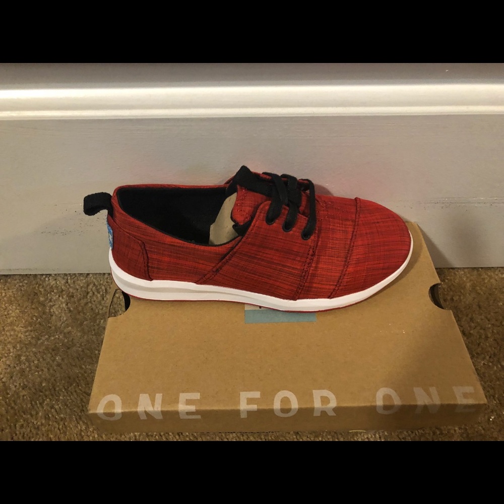 BRAND NEW! Size 2 Youth TOM shoes.